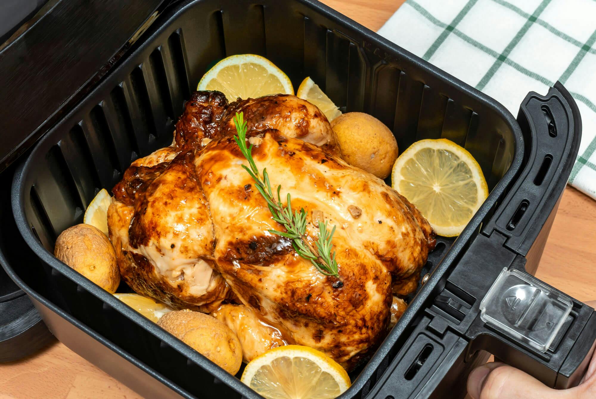 En airfryer aftensmad med kylling i airfryer